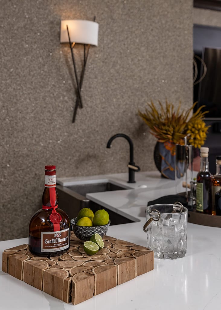 BAR, KITCHEN ISLAND